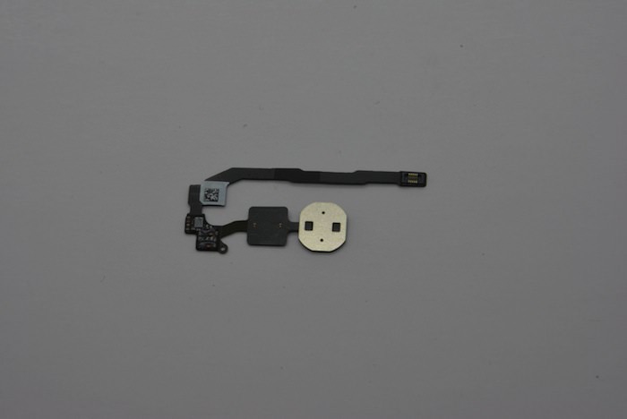 Face arrière du scanner d'empreintes qui serait intégré dans l'iPhone 5S