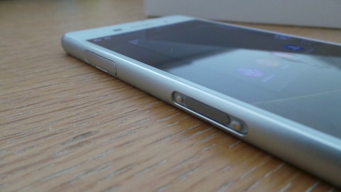 Sony Xperia Z3 : tranche gauche