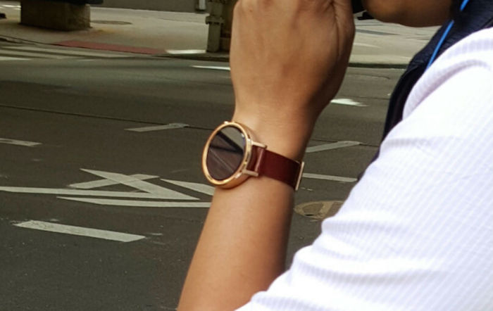 Moto 360 (2015) : un modèle or rose avec bracelet rouge