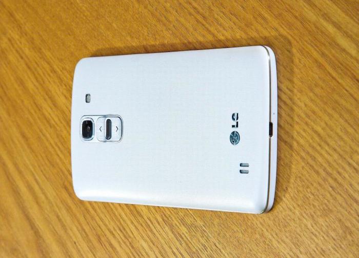 lg g pro 2 les boutons seraient incrustes sur la coque arriere comme le g2 1