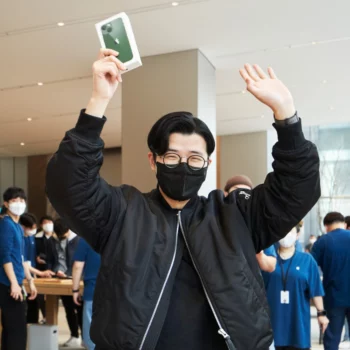 Apple Myeongdong opening day cus