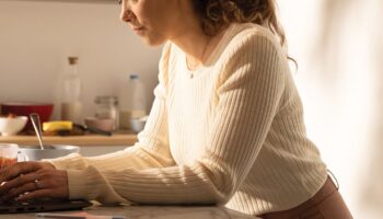 1920 600 woman with computer