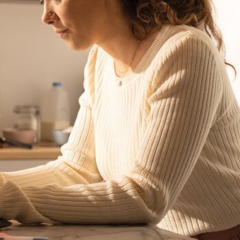 1920 600 woman with computer