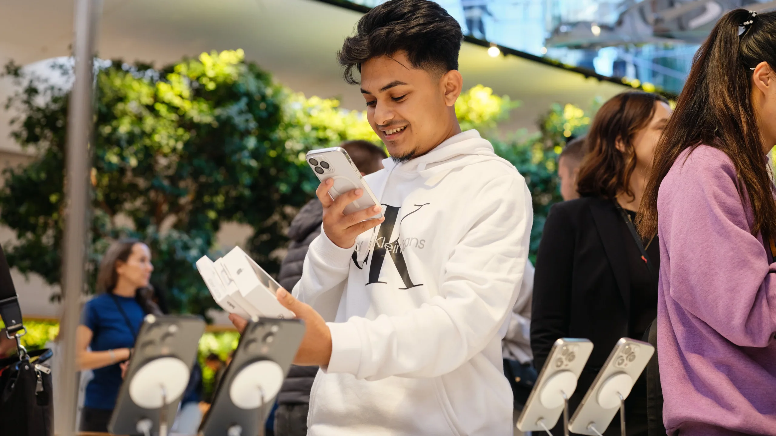 Apple 5th Ave New York customer 1 scaled