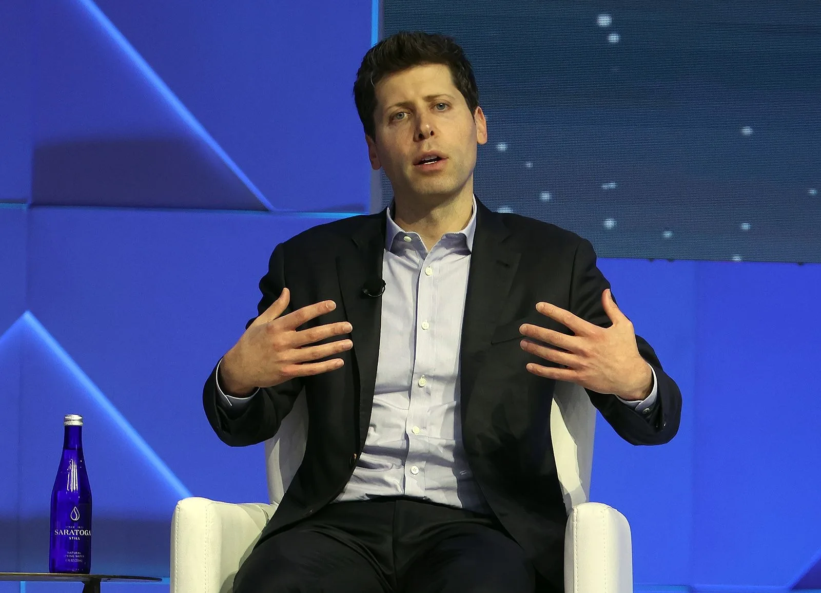 Le PDG d’OpenAI, Sam Altman, face à des allégations de conflits d’intérêts