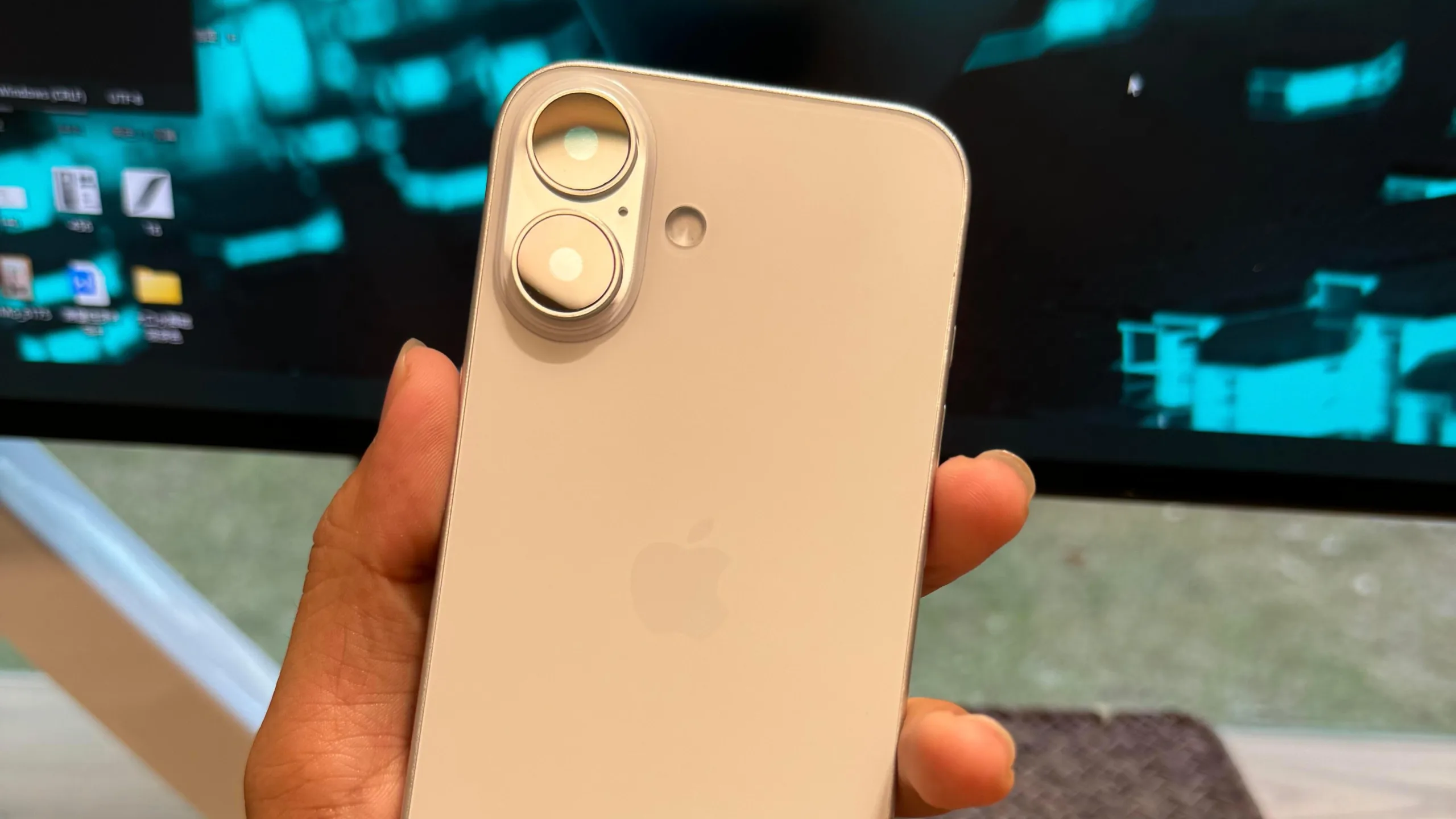 iPhone 16 : Photos fuitées révèlent un nouveau design avec caméras alignées verticalement