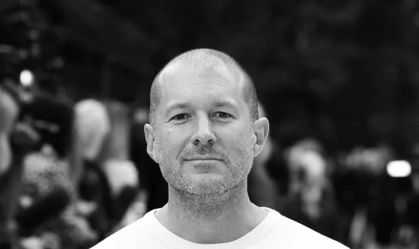 Jony Ive et OpenAI : le duo de choc prêt à réinventer le smartphone avec l'IA ?