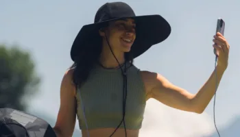 EcoFlow Power Hat : Rechargez votre téléphone au soleil avec ce chapeau innovant