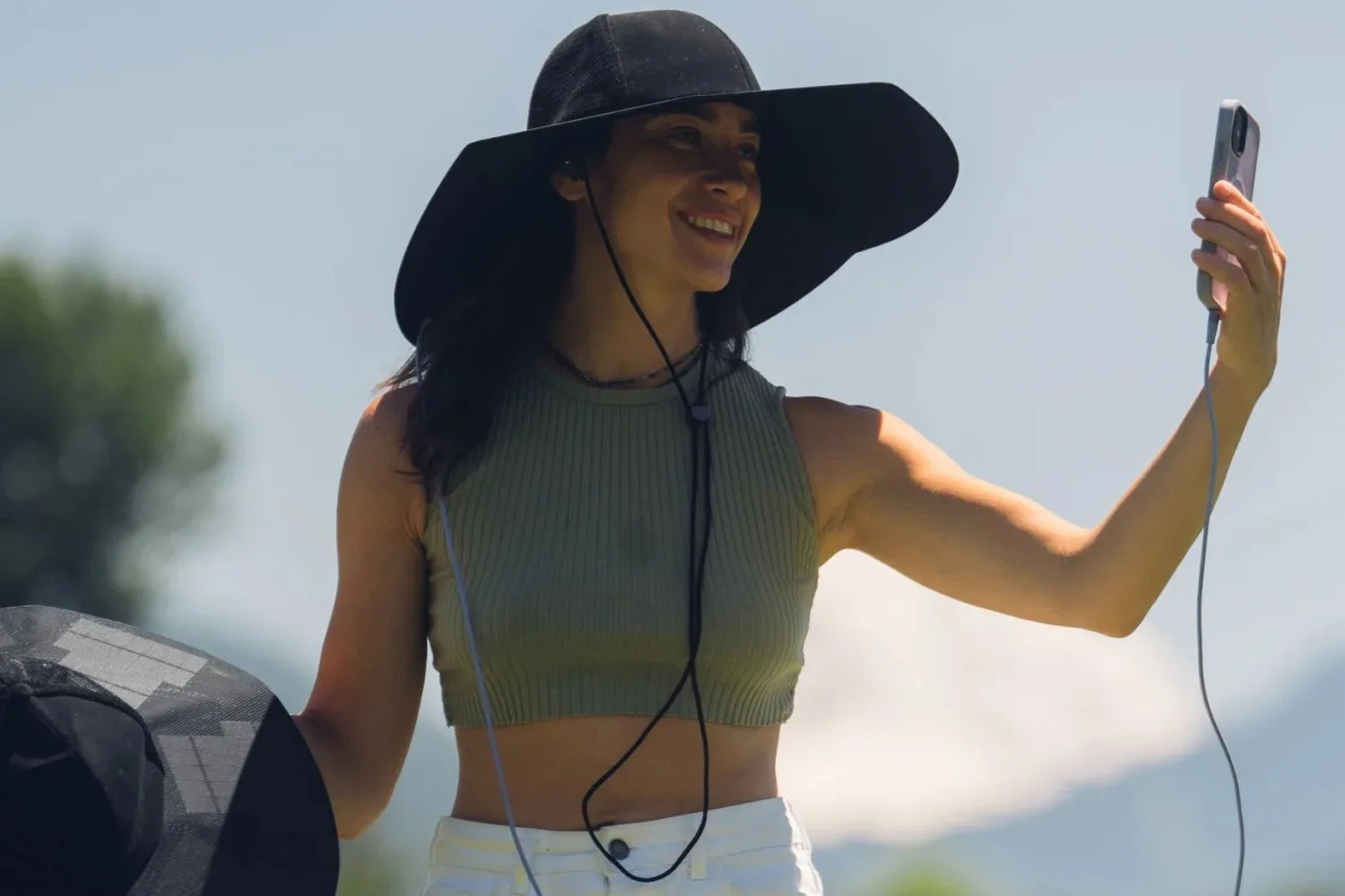 EcoFlow Power Hat : Rechargez votre téléphone au soleil avec ce chapeau innovant