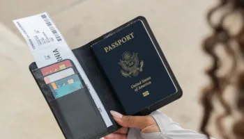 Porte-Passeport Satechi avec Localiser : Ne perdez plus jamais vos documents de voyage !