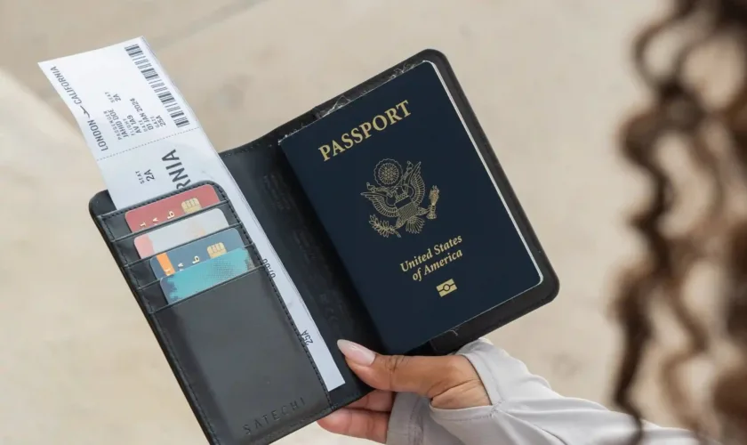 Porte-Passeport Satechi avec Localiser : Ne perdez plus jamais vos documents de voyage !