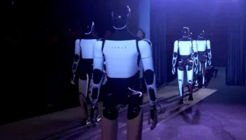 Optimus : Le robot de Tesla danse, sert des boissons et tond la pelouse !