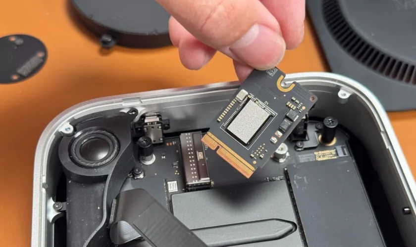 Mac mini M4 : Le démontage révèle un SSD amovible et des détails intrigants