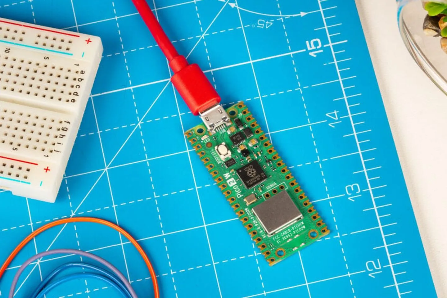 Raspberry Pi Pico 2W : Le microcontrôleur connecté à petit prix