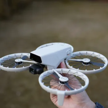 DJI Flip : Le drone ultra-compact pour les vlogs et la photo aérienne