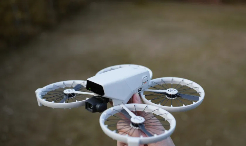 DJI Flip : Le drone ultra-compact pour les vlogs et la photo aérienne