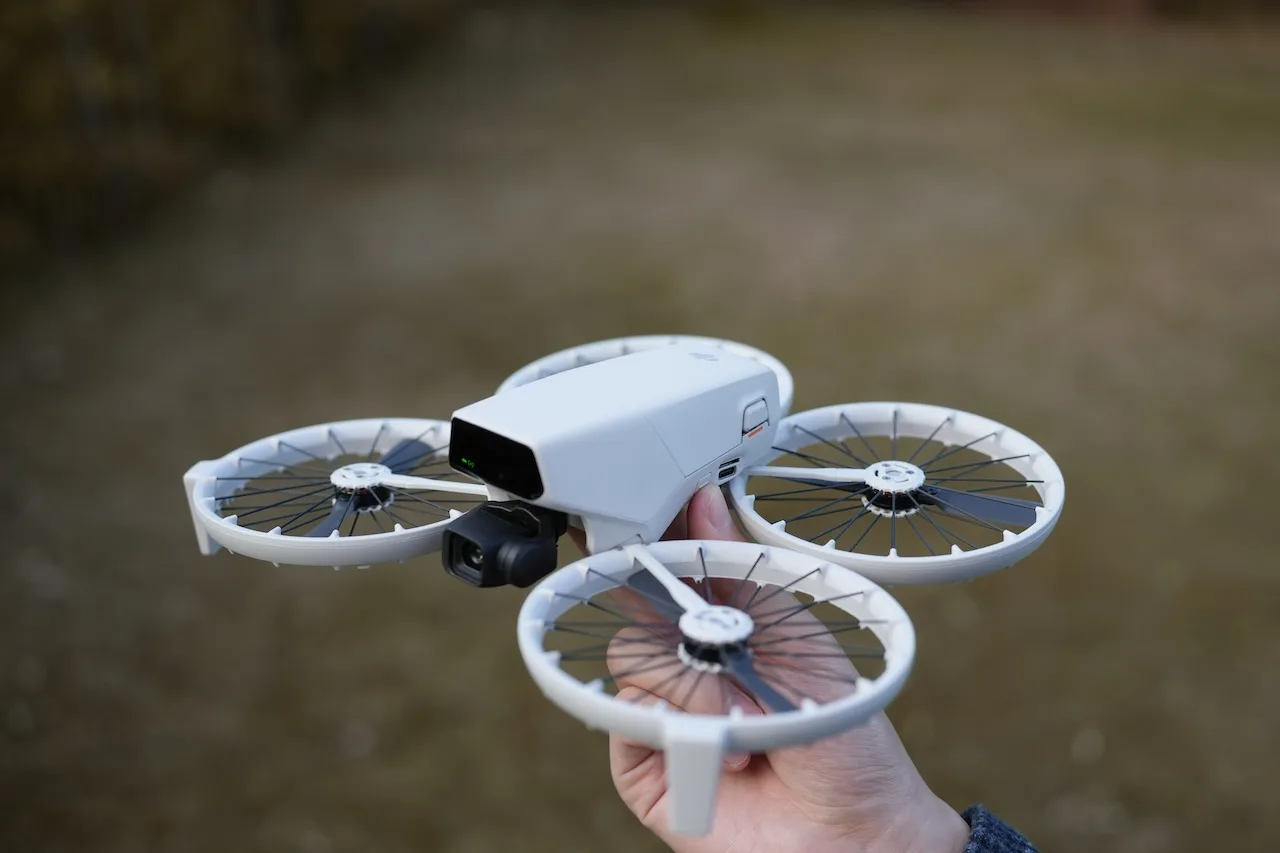 DJI Flip : Le drone ultra-compact pour les vlogs et la photo aérienne