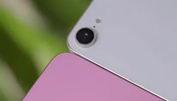 L'iPhone SE 4 pose à côté de l'iPhone 16