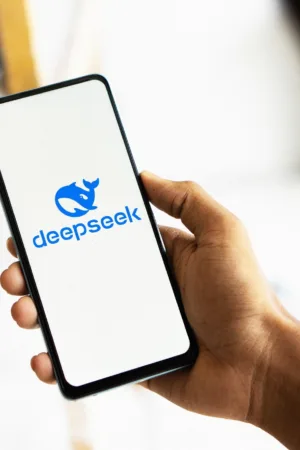 DeepSeek : plus transparent, plus performant, moins cher que ChatGPT ?