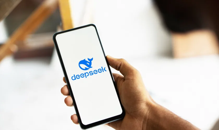 DeepSeek : plus transparent, plus performant, moins cher que ChatGPT ?