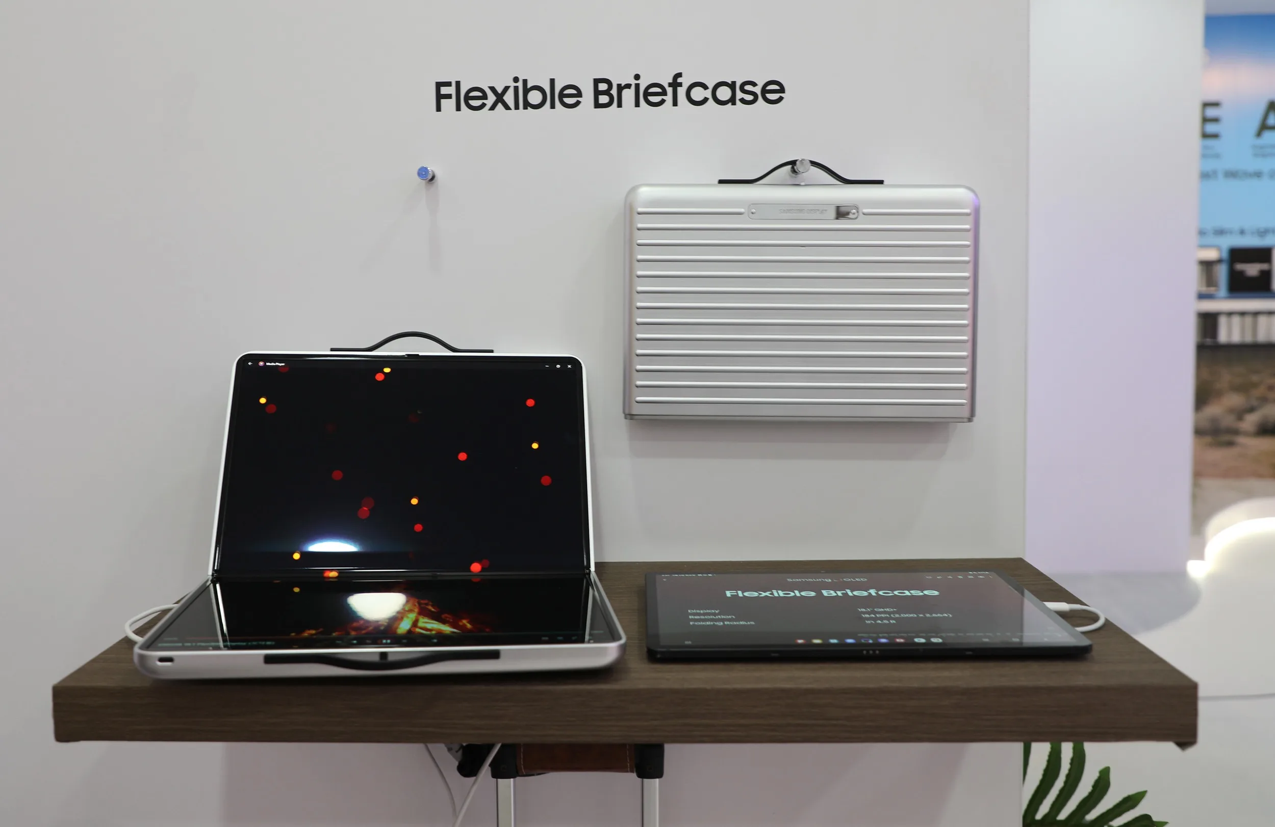 MWC 2025 : Samsung Flexible Briefcase, l'ordinateur portable pliable qui se transforme en mallette !