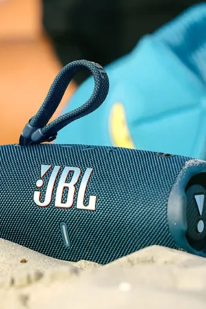 JBL Flip 7 et Charge 6 : les nouvelles enceintes portables boostées à l'IA et à l'autonomie