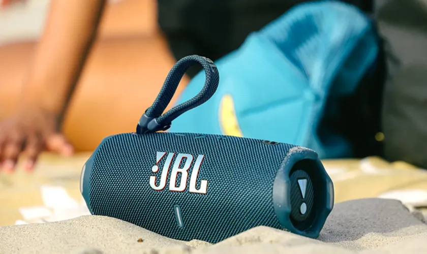 JBL Flip 7 et Charge 6 : les nouvelles enceintes portables boostées à l'IA et à l'autonomie