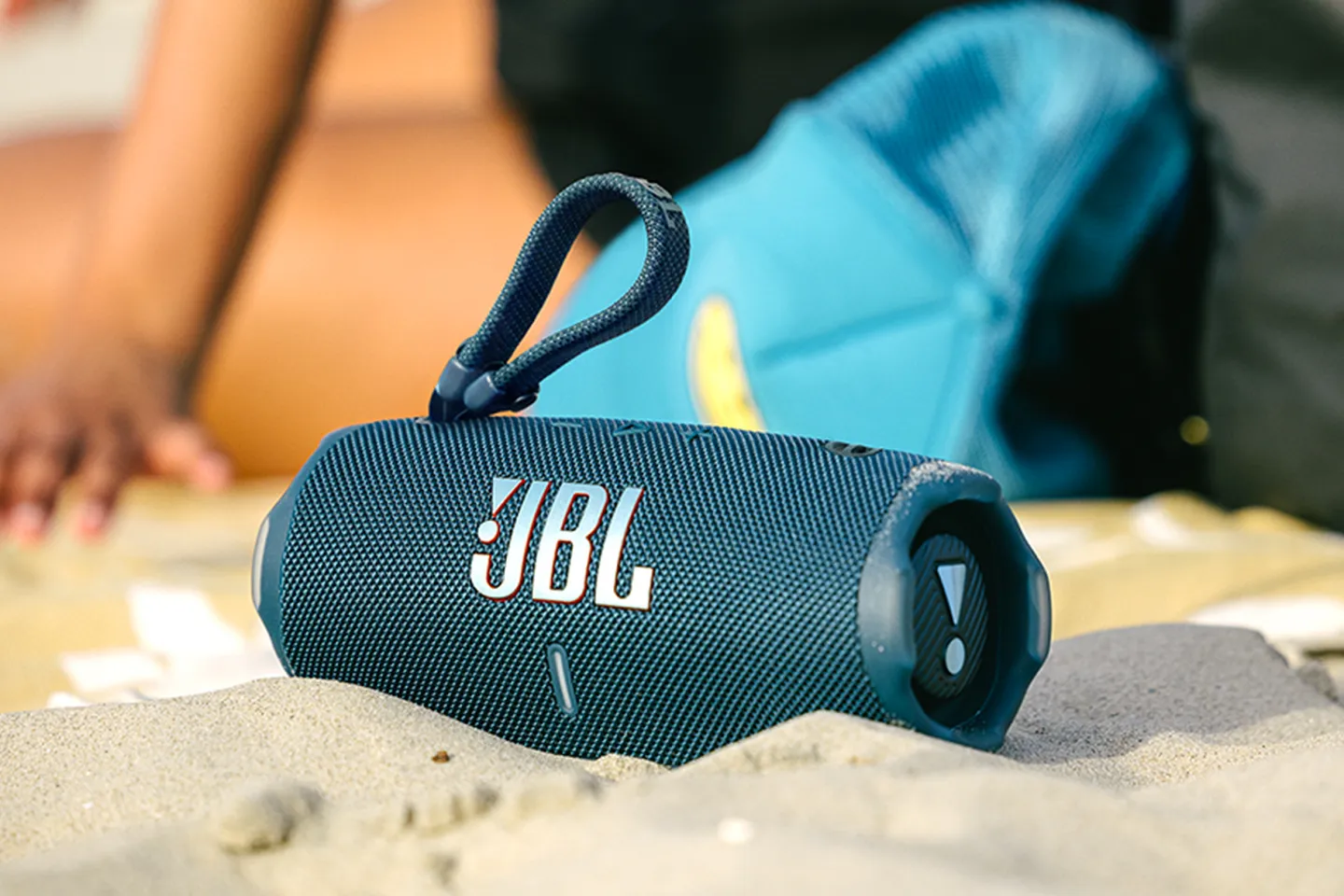 JBL Flip 7 et Charge 6 : les nouvelles enceintes portables boostées à l'IA et à l'autonomie